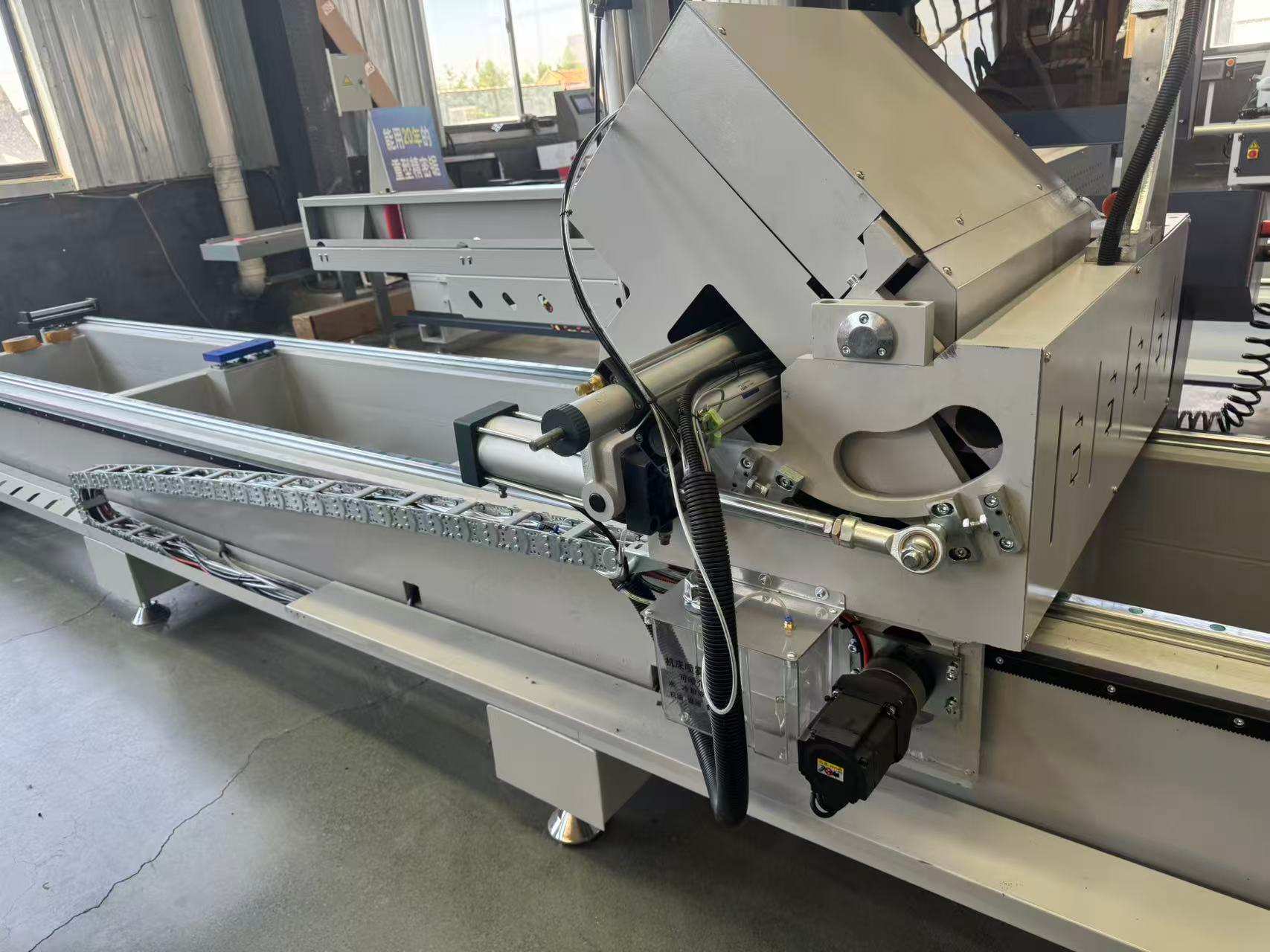 550 CNC externe draaibare precisie-verstekzaag, 45°/90