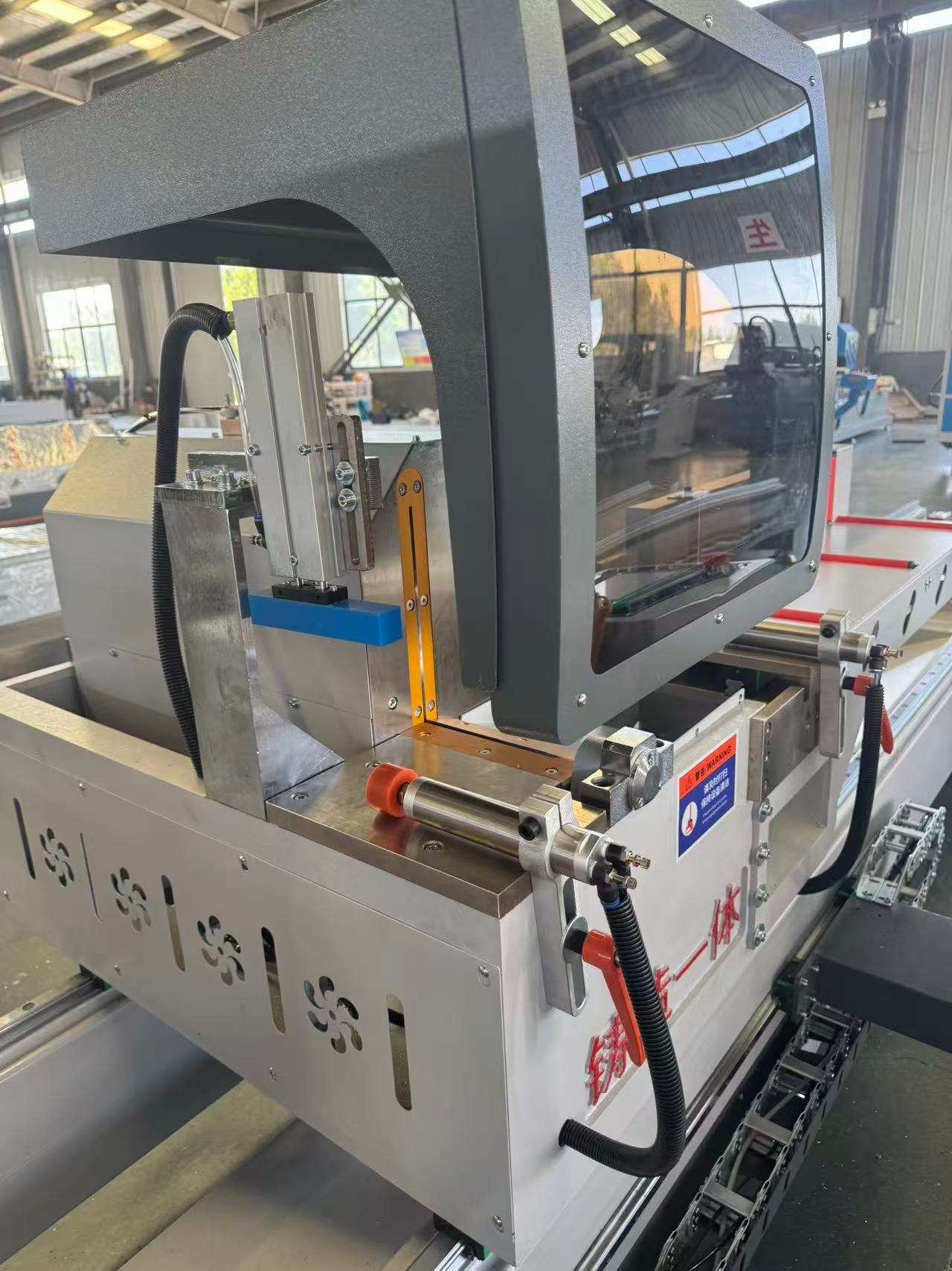 550 CNC interne scharnierende precisiezaag (45°/90°)