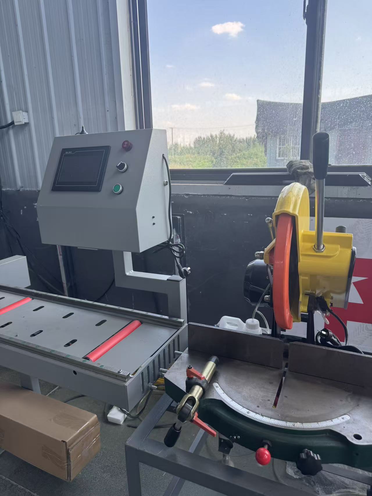 CNC-zaag met vaste lengte voor het snijden van kraaltjes in aluminium ramen met thermische onderbreking