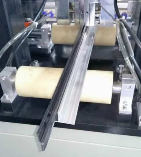 Dubbele motor aluminium profiel thermische onderbreking invoegmachine