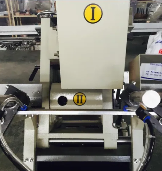 ertical Pneumatische PVC-watersleuffreesmachine voor UPVC-raamprofielen