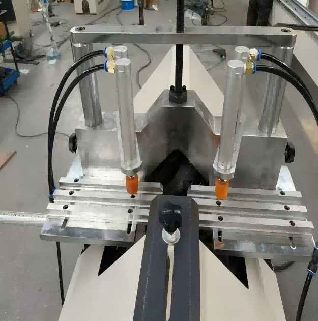 Heavy-Duty Hoge Precisie Dubbele Hoofd UPVC Raambeglazing Kraal Verstekzaagmachine voor PVC Deur & Raam Maken