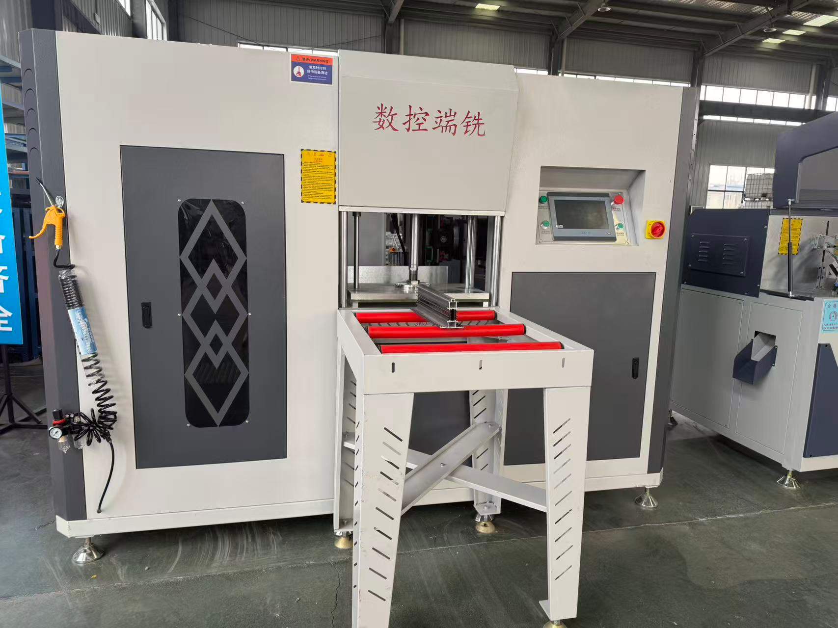 Uiterst nauwkeurige 3+2-assige CNC-eindfrees voor speciaal gevormde aluminium stijlen
