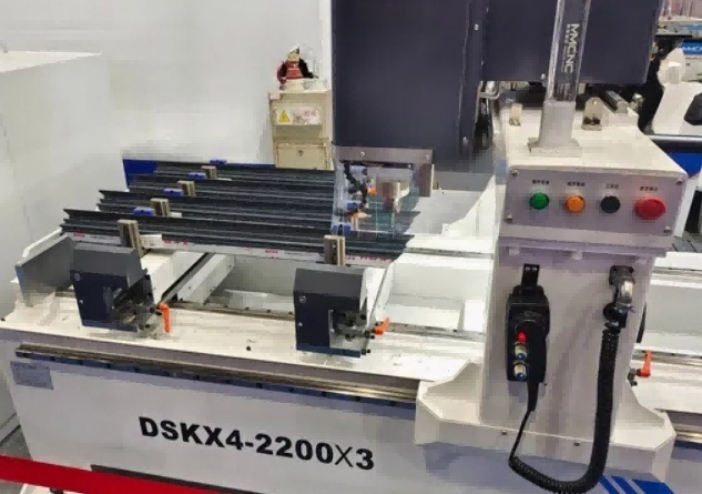 Zeer nauwkeurige, robuuste 4-koppige CNC-boormachine voor aluminium vliesgevels