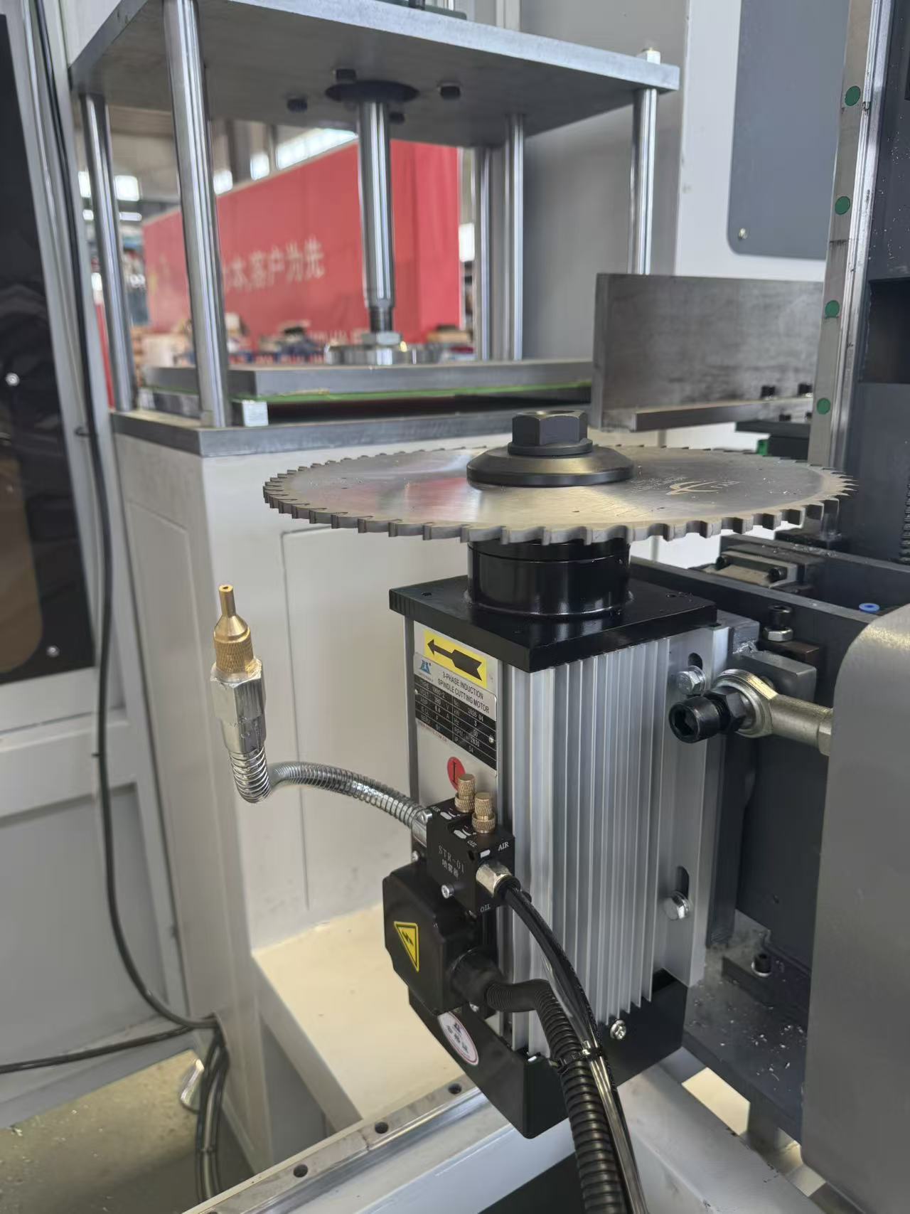 Meerhoekige 3+2-assige CNC-eindfrees voor onregelmatige aluminium stijlprofielen
